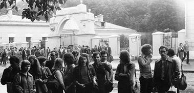 У ворот Ваганьковского кладбища. Июнь 1987. Третий справа Феликс, в самом центре Владимир Иванов, справа от него Ильич, а из-за его спины выглядывает Петр Волков, загадочный герой последней (пока не опубликованной) главы «Мемуаров»